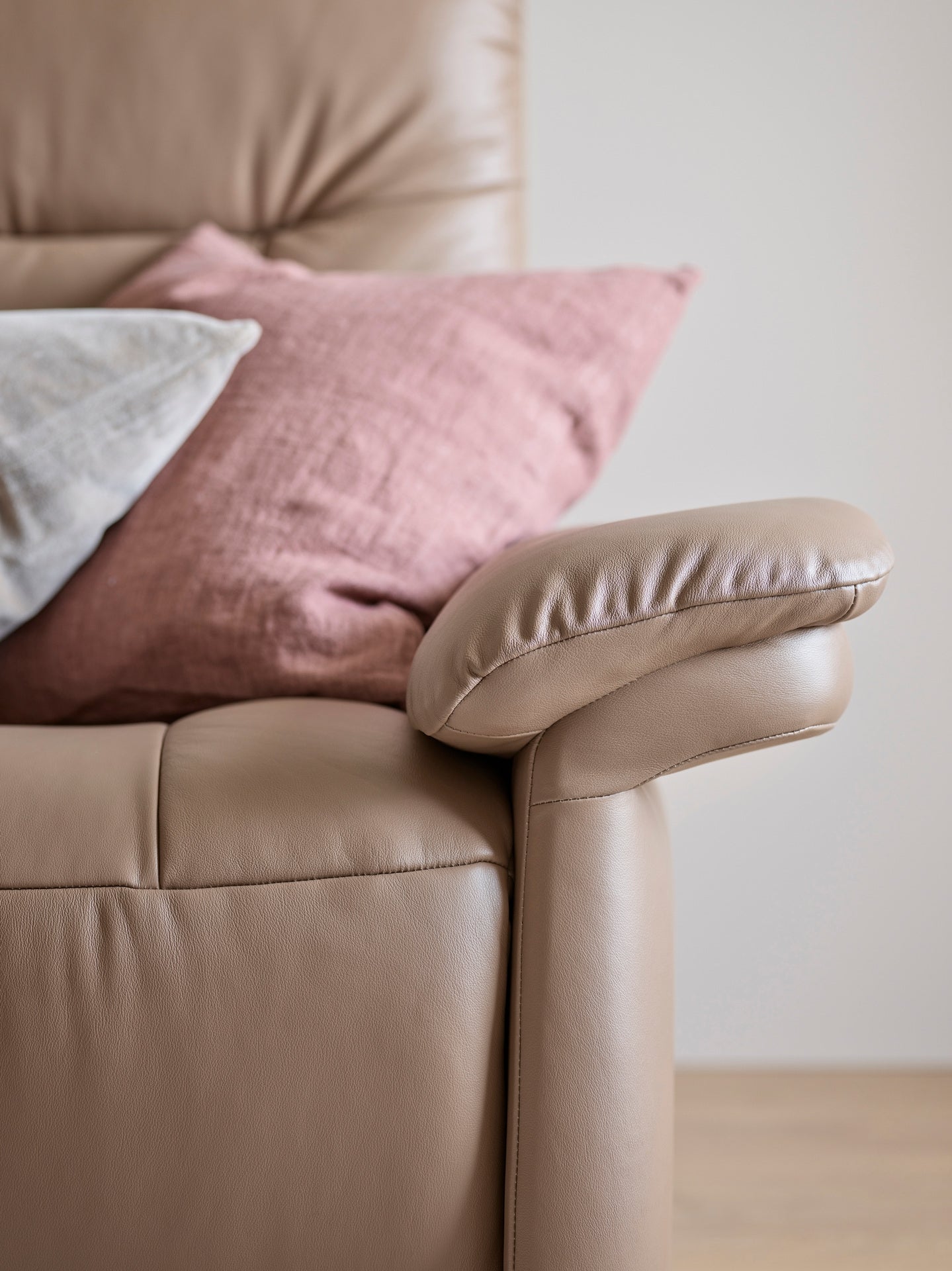 Stressless® Mary 3-seat sofa — in Paloma, walnut wood