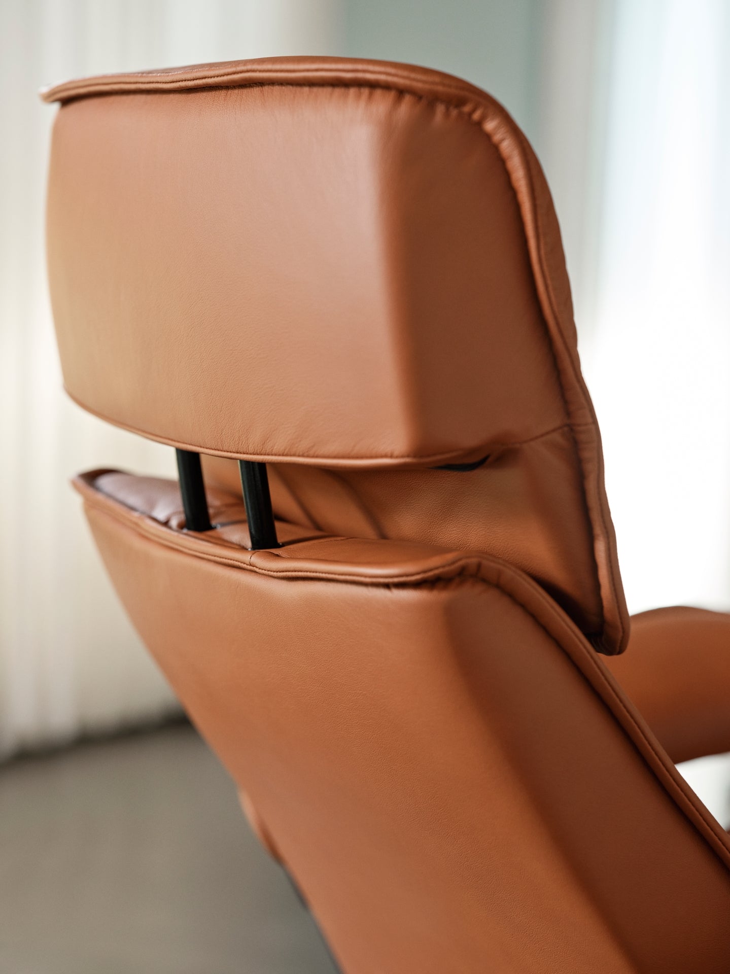 Detail view of the Stressless Admiral Cross recliner in New Cognac.