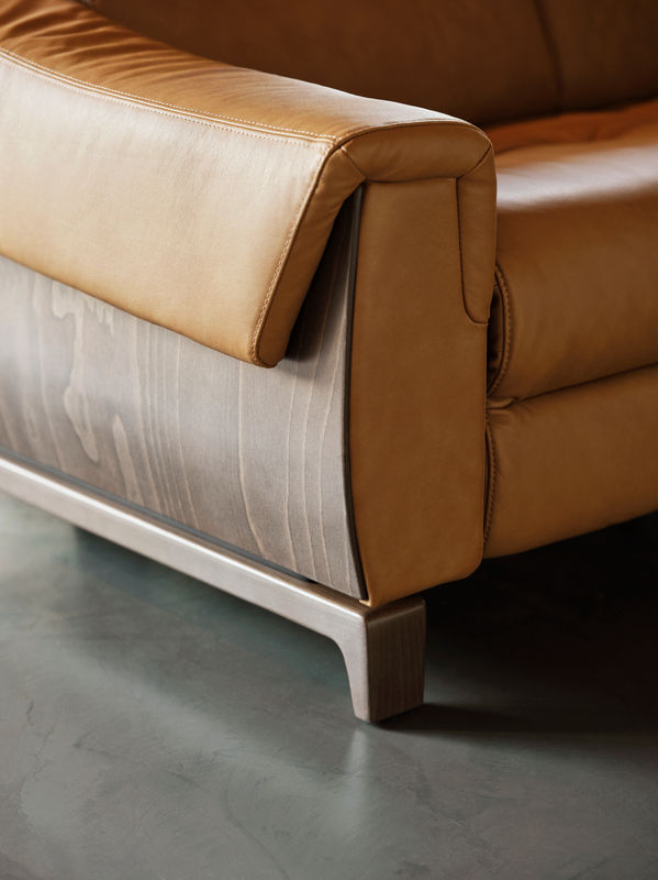 Close-up of the Stressless® Anna Loveseat A3 wood-panel arm and leg