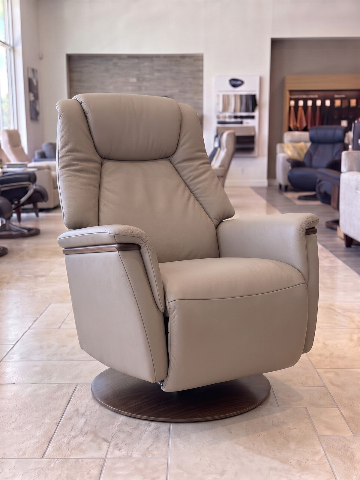 Stressless Max Medium Power recliner in Paloma Mushroom leather with Walnut base – In-Stock Special