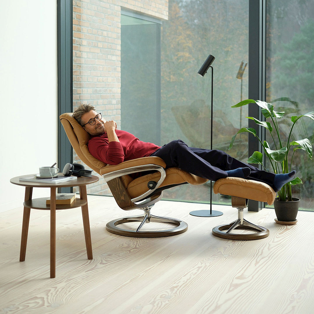 The Stressless View Signature recliner in Taupe with Walnut wood.